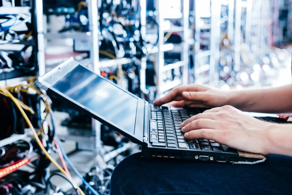 IT-Techniker bei der Arbeit am Laptop im Serverraum