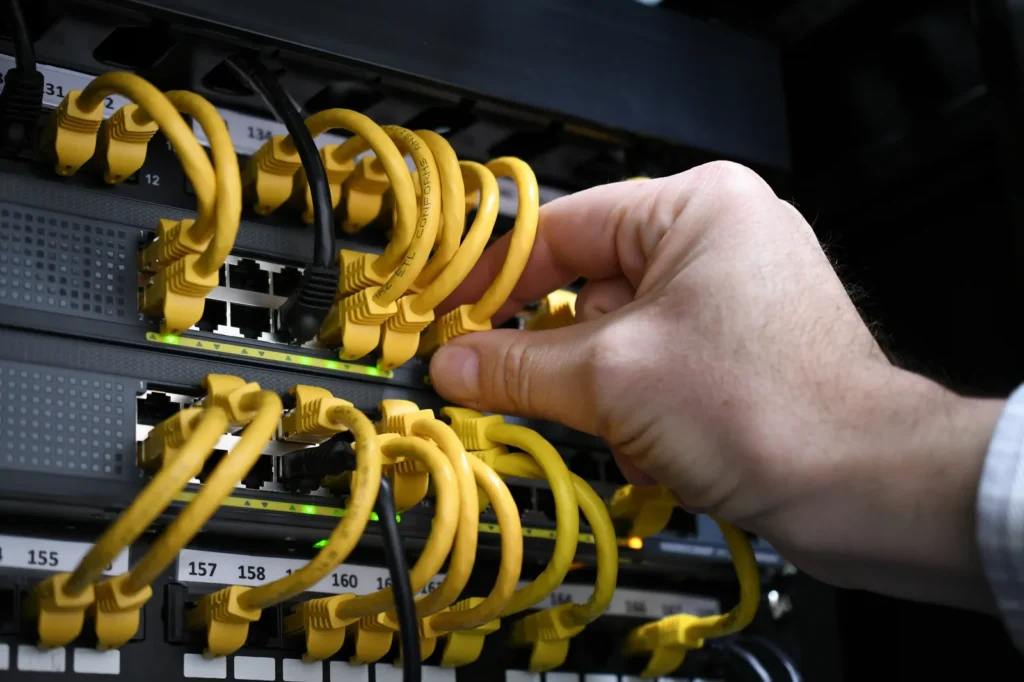 Server-Verkabelung im IT-Schrank – Datenspeicherung und Netzwerk