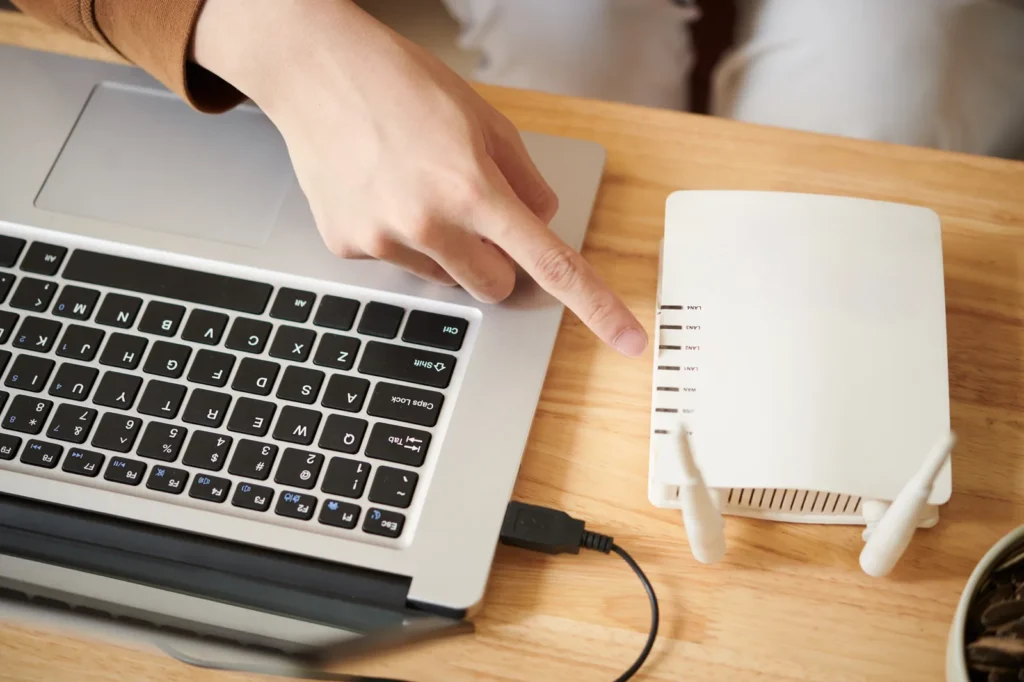 Einrichtung eines WLAN-Routers mit Laptop durch einen IT-Techniker